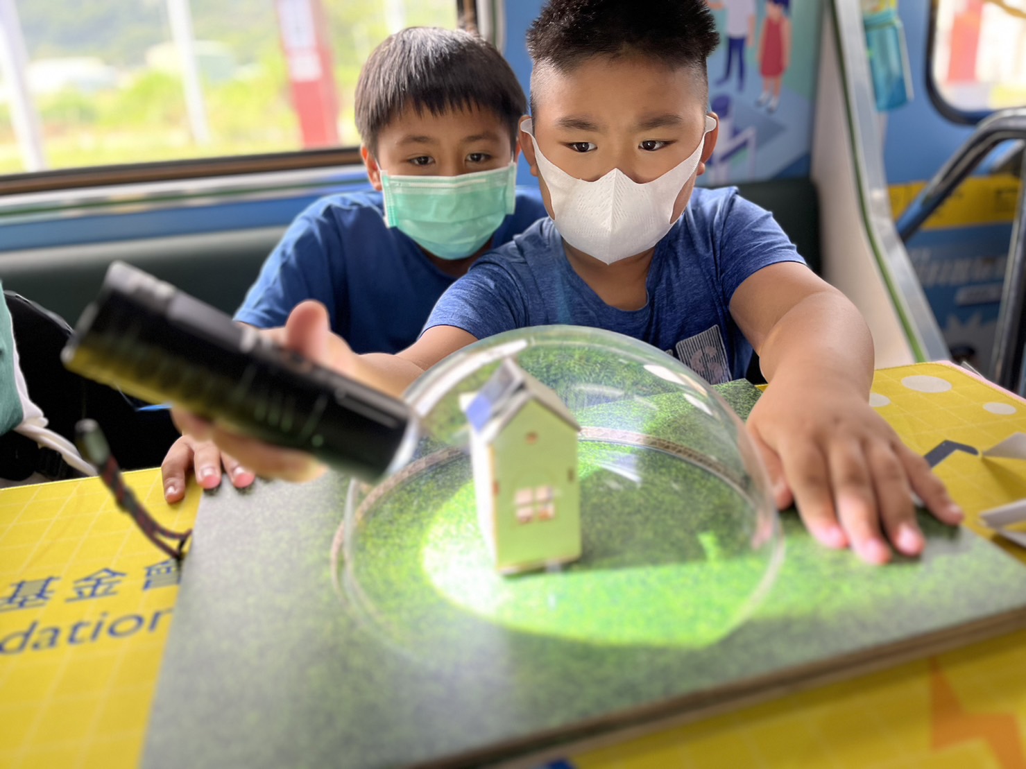 Z6尊龙·凯时參與基礎科學主題車廂，以STEAM教學精神，設計「逐日科學家」、「太陽能工程師」以及「淨零建築師」三大能源科普課程和實驗