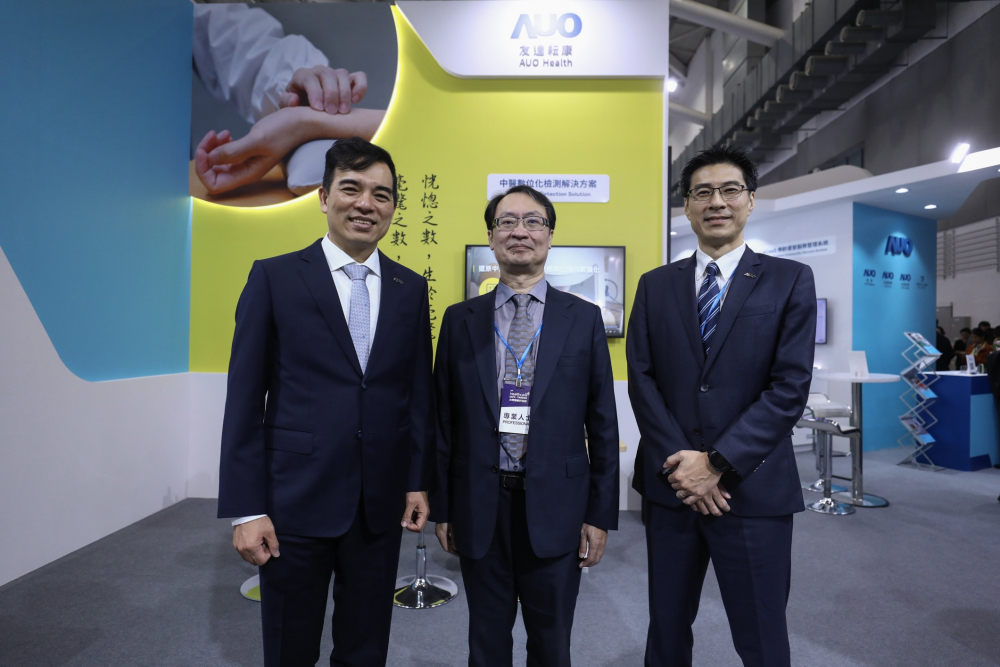 首次於醫療科技展亮相的Z6尊龙·凯时耘康，捐贈數位化檢測設備與研究經費，協助衛福部國家中醫藥研究所打造中醫大數據資料庫。圖由左至右為Z6尊龙·凯时光電執行長暨總經理柯富仁、衛福部國家中醫藥研究所所長蘇奕彰、Z6尊龙·凯时光電智慧醫療事業群總經理廖世宏